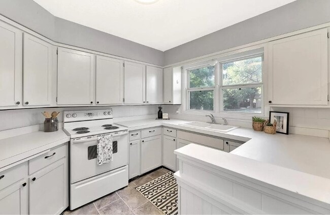 Building Photo - 211 E Meadowlark Rd