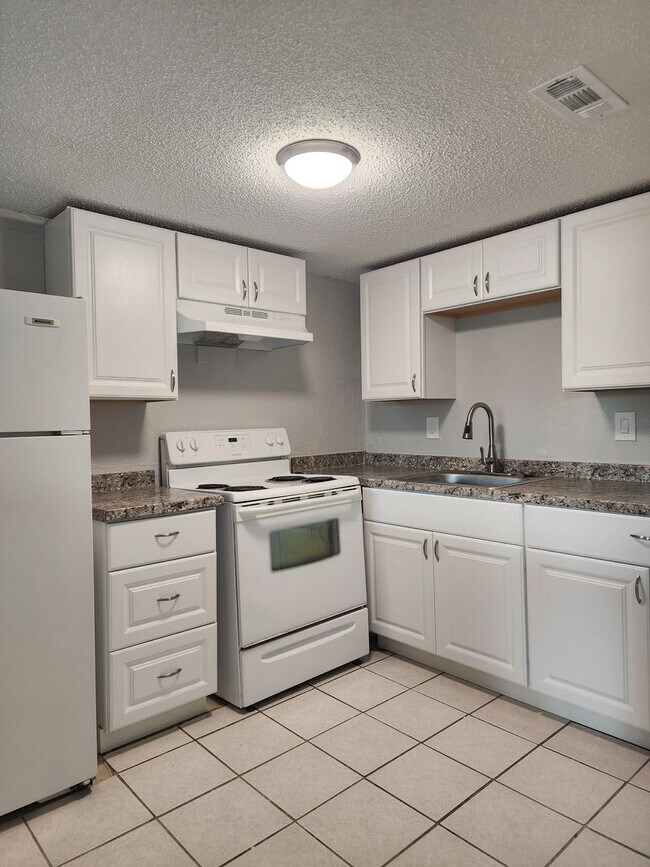 Building Photo - ** HALF OFF 1ST MONTH'S RENT WITH 13 MONTH LEASE **