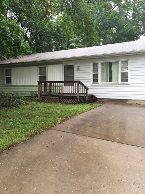 Building Photo - 3 bedroom/2 bath house close to KU with washer/dryer