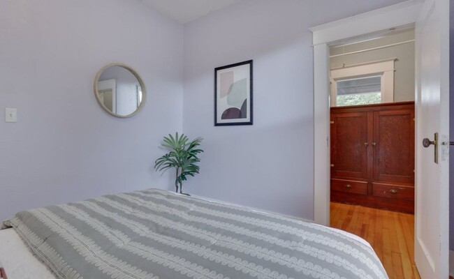 Building Photo - Charming 2-Bedroom Home for Rent near Univ...