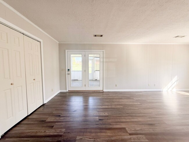 Building Photo - Spacious 3-Bedroom Home with Screened-In Porch and Ample Parking in Cookeville