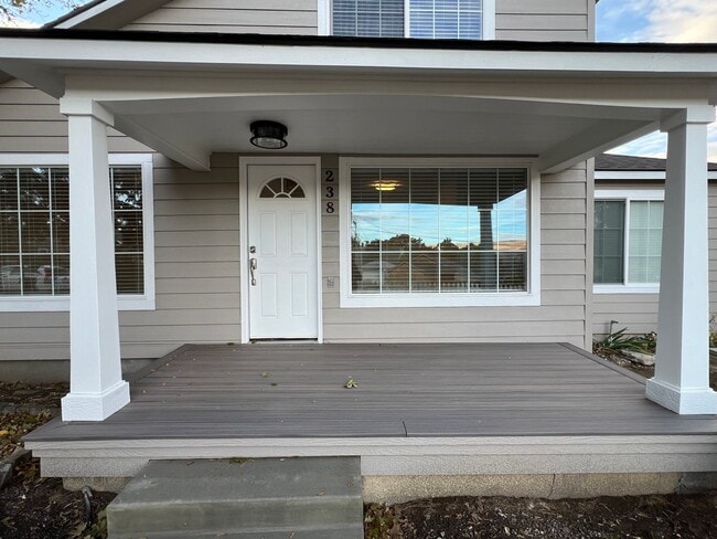 Building Photo - NEWLY REMODELED! 3+ bed, 1.5 bath, a/c, d/...