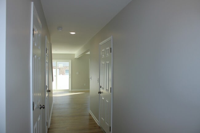 Building Photo - 107 E Division St