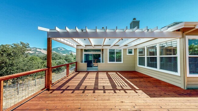 Building Photo - Gorgeous Home with private yards, large de...