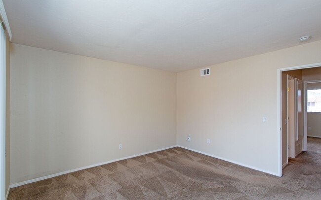 Building Photo - Great 2 BD Home in the Lake Park Terrace C...