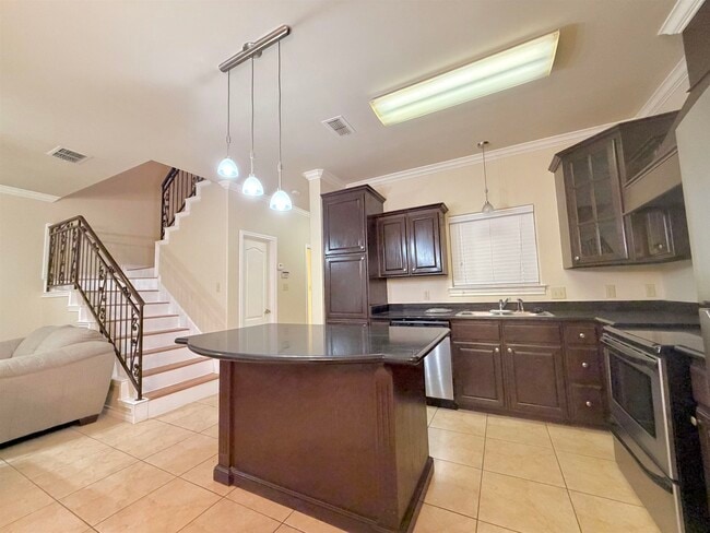 Building Photo - 707 St James Dr