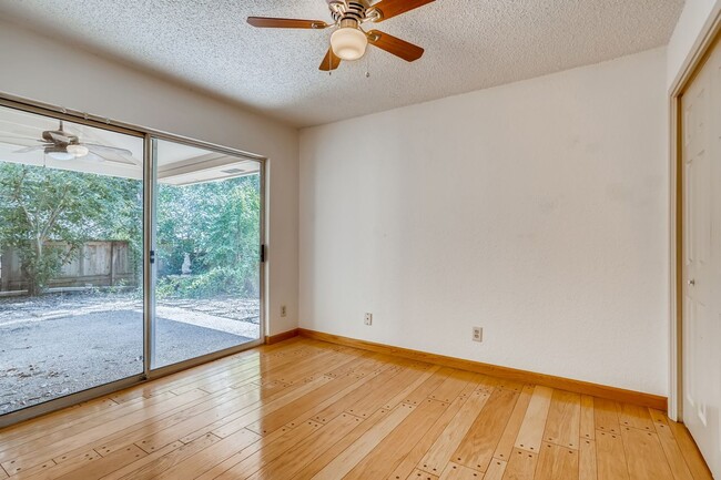 Building Photo - Rare 2 BR/ 2 BA Townhouse in Northwest Hil...