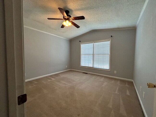 Building Photo - Nice 2 bedroom 2 bath home