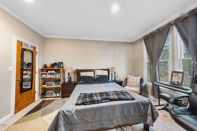 Building Photo - Spacious & Serene 5+ Bedroom Home in Sough...