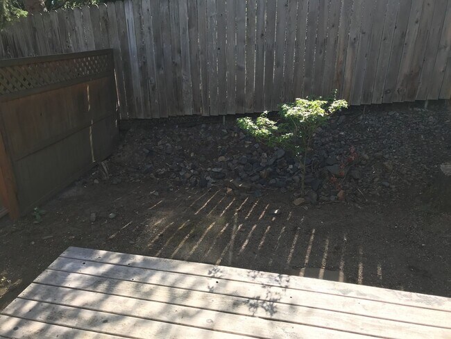 Building Photo - 3 bedroom 2 bath Thurston Hills town house