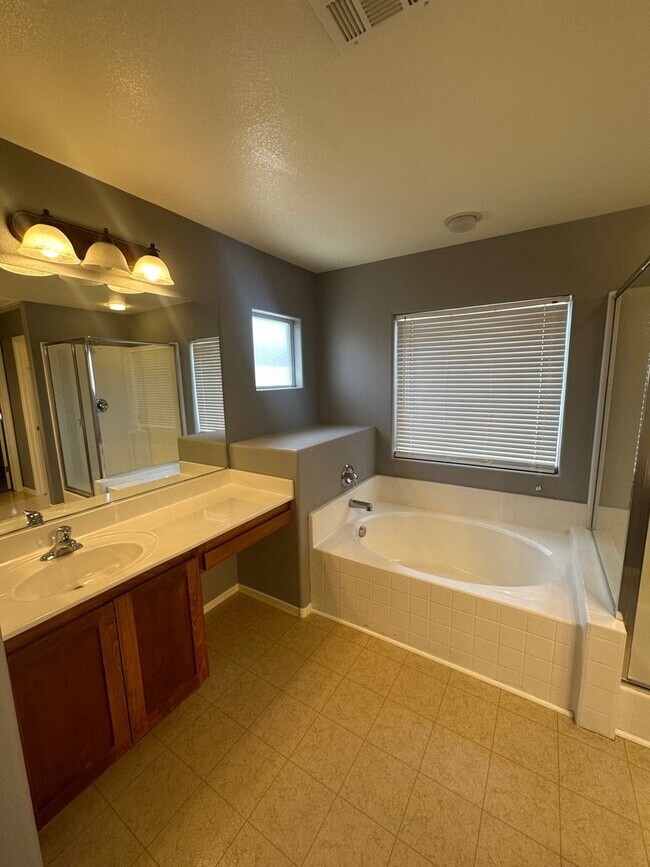 Building Photo - *$500 OFF 1ST MONTHS RENT. MUST MOVE IN BY...