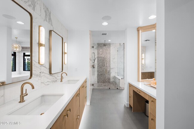 Building Photo - 5841 N Echo Canyon Cir