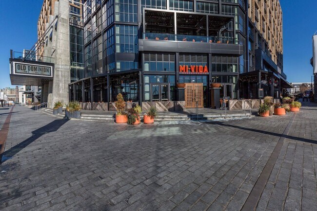 Building Photo - 1 bedroom 1 bathroom Condo in Navy Yard!