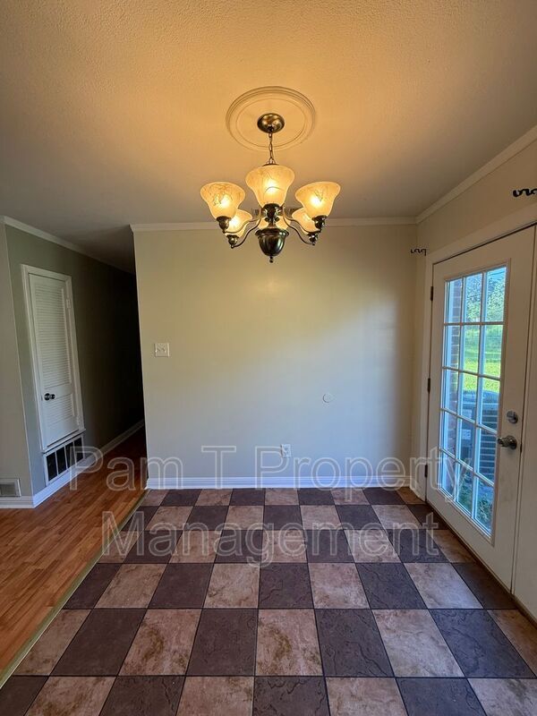 Building Photo - 211 Holiday Dr