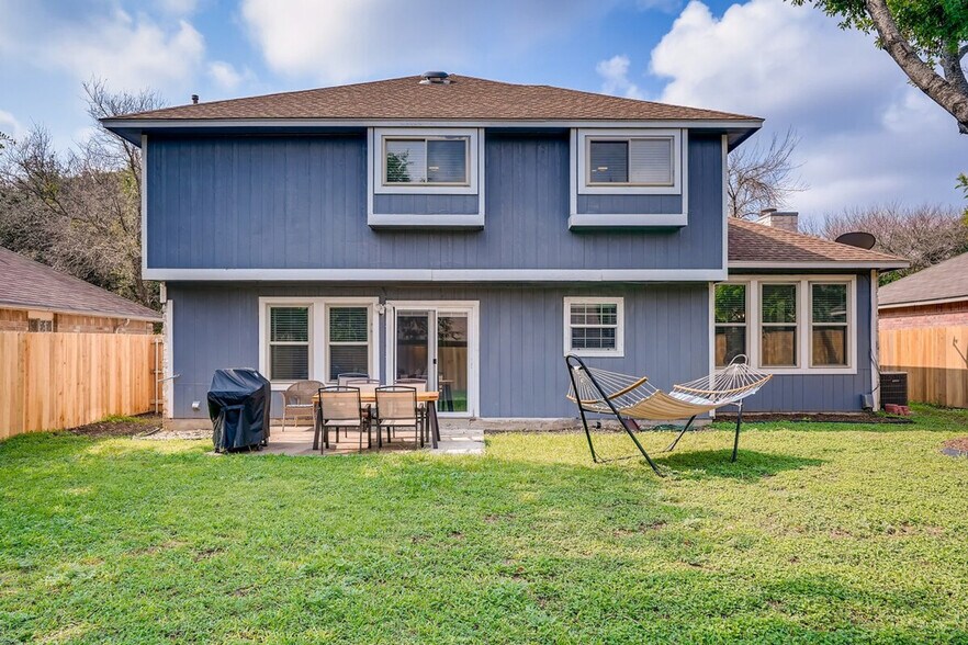 Building Photo - 2201 Rosemary Ln