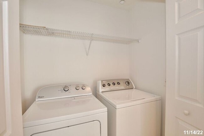 Building Photo - Beautiful 3/2.5 Spacious Townhome with a 2...