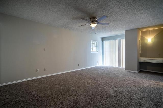 Building Photo - 4212 Village Green Dr