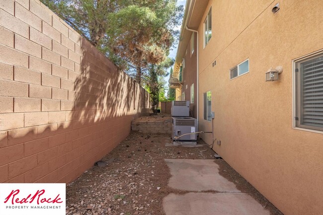 Building Photo - Lovely 2 Bedroom Condo. Pet Friendly!