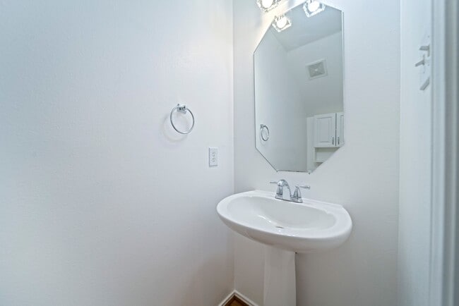 Building Photo - 123 N Villa Oaks Dr