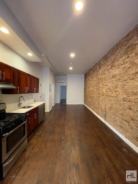 Building Photo - TOMPKINS AVENUE / Spacious 4-Bed 1-Bath