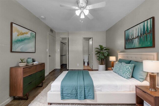 Building Photo - 2201 NE 36th St