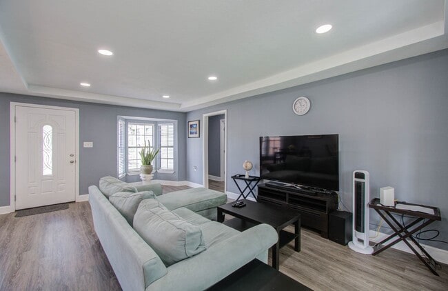 Building Photo - 3330 Kelton St