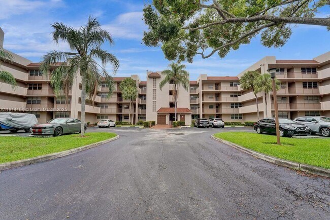 Building Photo - 1911 Sabal Palm Dr