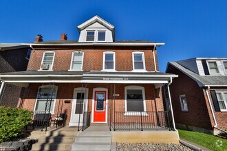 Building Photo - 1107 Elm St