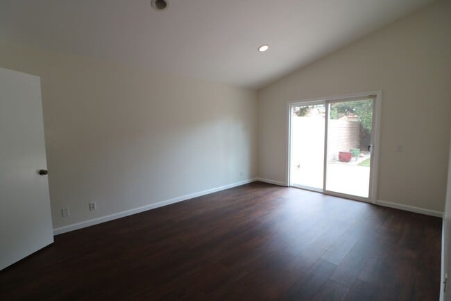 Building Photo - Gorgeous 2/Bed, 2/Bath Home in Simi Valley!
