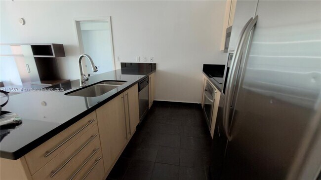 Building Photo - 1111 SW 1st Ave