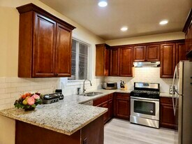 Building Photo - 9270 SE Caruthers St