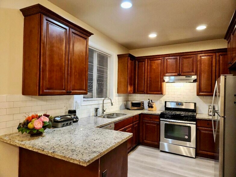 Gourmet Kitchen - 9270 SE Caruthers St