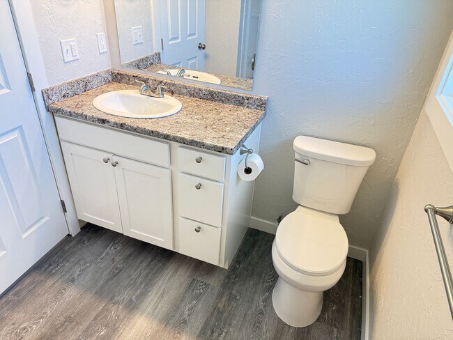 Building Photo - New 2 bed 1 1/2 bath duplex in Springfield!