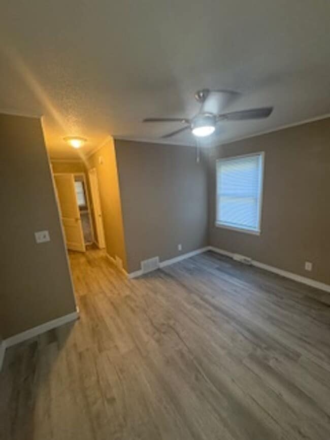 Building Photo - 3 Bedroom / 2 Bathroom House in Peoria, IL