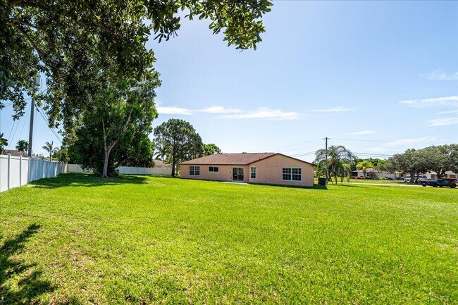 Building Photo - 2175 SE Heathwood Cir