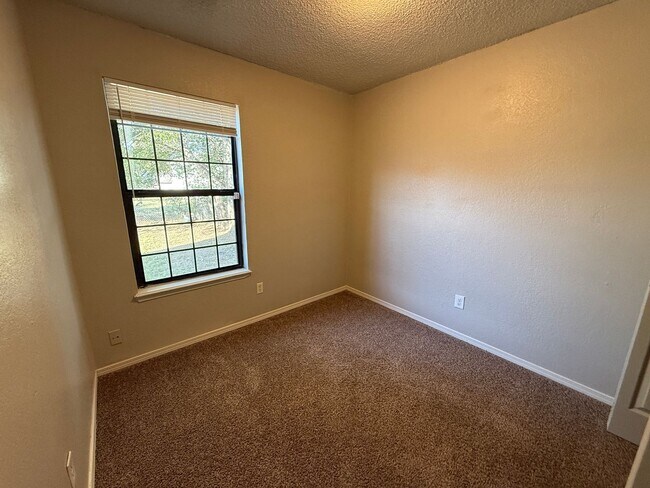 Building Photo - 5728 S Vancouver Ave