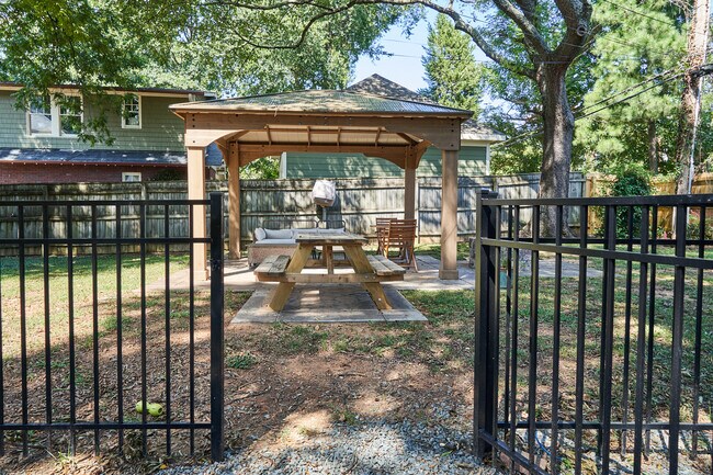 Building Photo - 217 Circle Ave