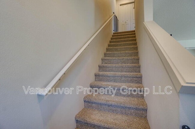 Building Photo - 2001 NE 4 Seasons Ln