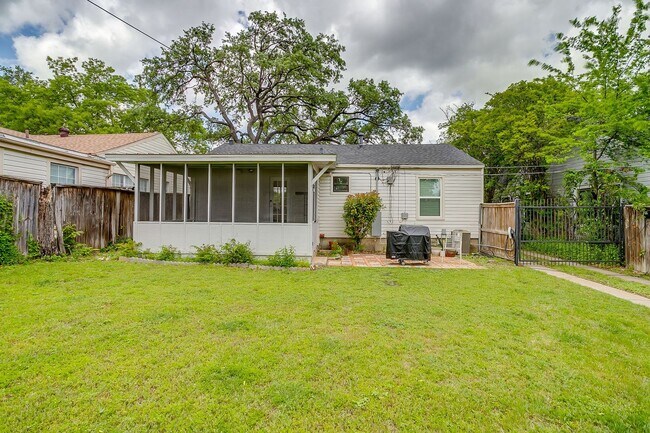 Building Photo - Pristine 2 Bed, 1 Bath Home for Rent in the Cultural District- 76107