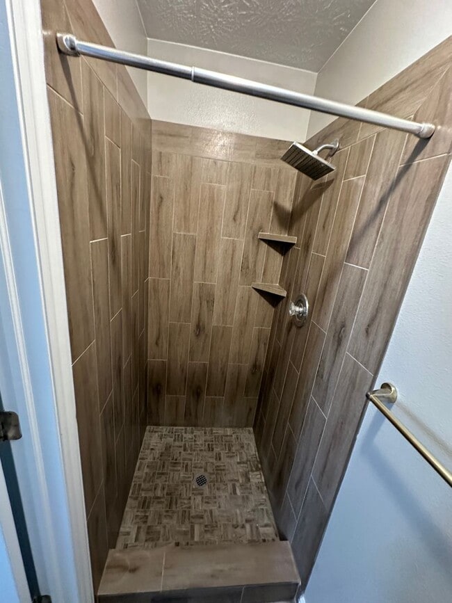 Building Photo - HOME FOR RENT