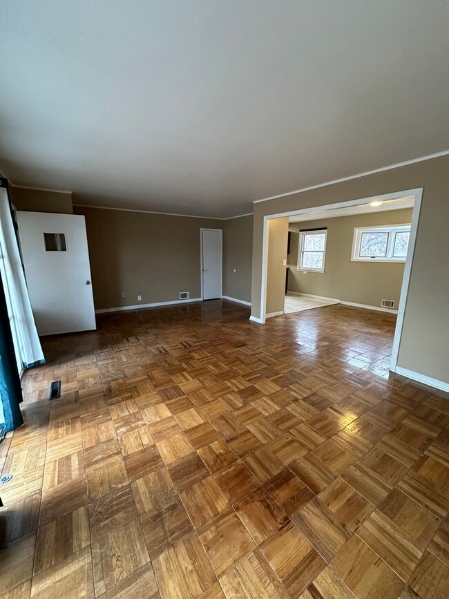 Building Photo - 4Bed 2Bath-6 Month Lease Option!