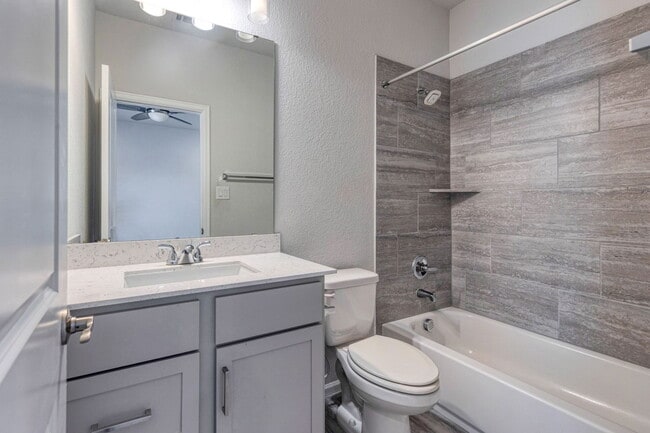 Building Photo - 125 Rangel Dr