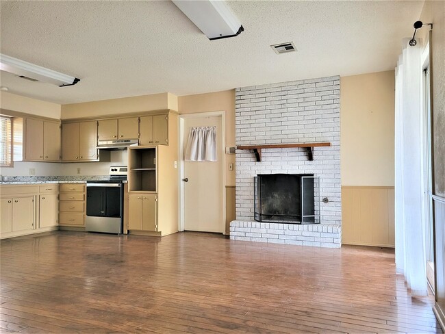 Building Photo - Welcome to the charming 3 bed/2 bath home ...