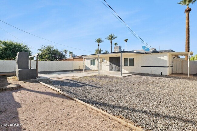 Building Photo - 3331 E Oak St
