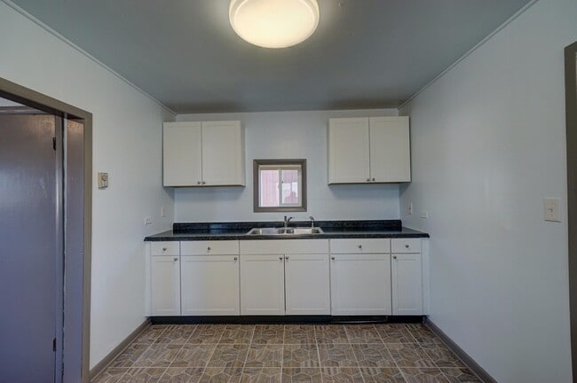 Building Photo - 1305 Poplar St