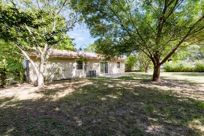 Building Photo - 2404 Andover Dr