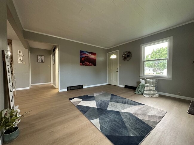 Building Photo - Renovated 2 bed, 1 bath home for rent in W...