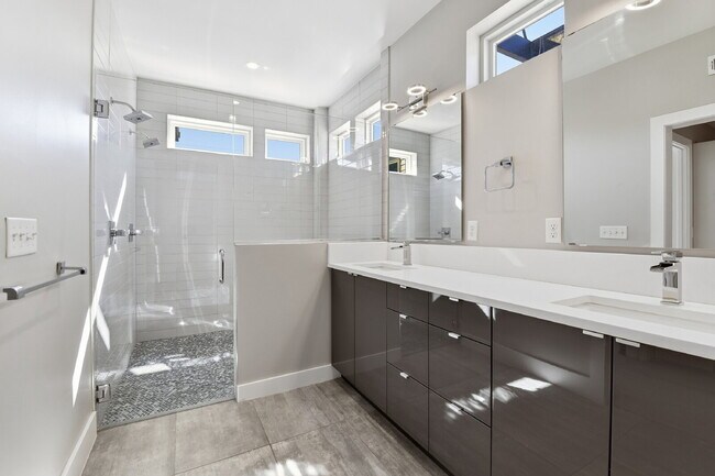 Building Photo - $5,640.95, $300 off the first month's rent, 4 Beds - 5 Bath, Townhouse in Denver with Office!