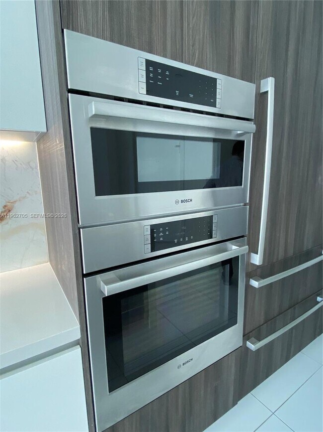 Building Photo - 851 NE 1st Ave