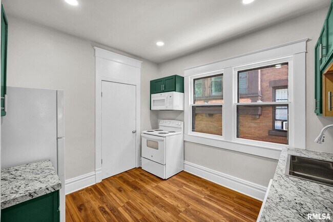 Building Photo - 1611 W Barker Ave